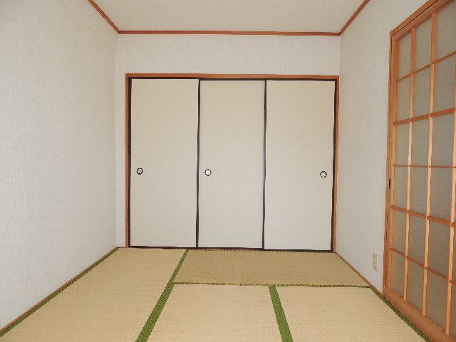 和室：壁一面が収納です。畳は張替えいたします。