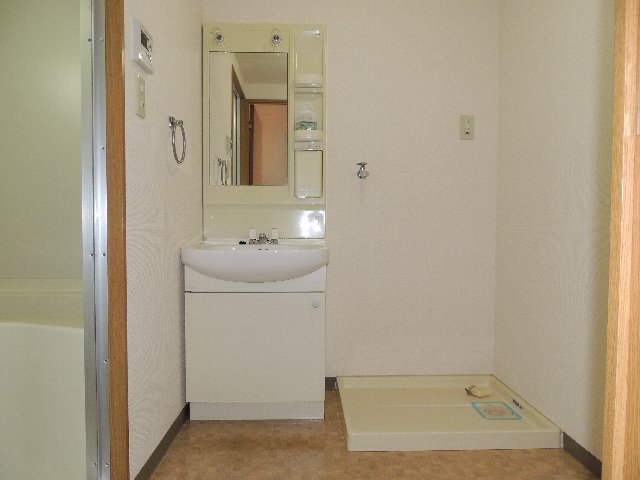 洗面・脱衣所：独立洗面台、室内洗濯機置場完備。