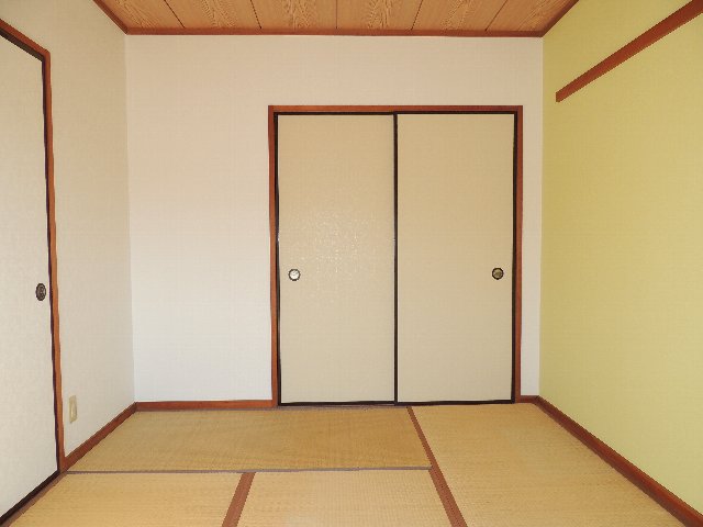 居室：和室6帖。グリーンの壁紙がきれいです。押入れがあります。