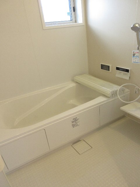 浴室：一坪浴室、浴室テレビ、浴室換気乾燥機、充実した設備。