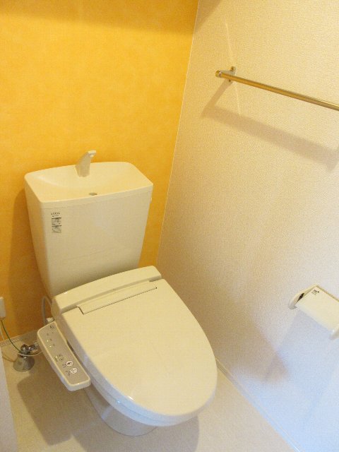 トイレ：温水洗浄便座付。