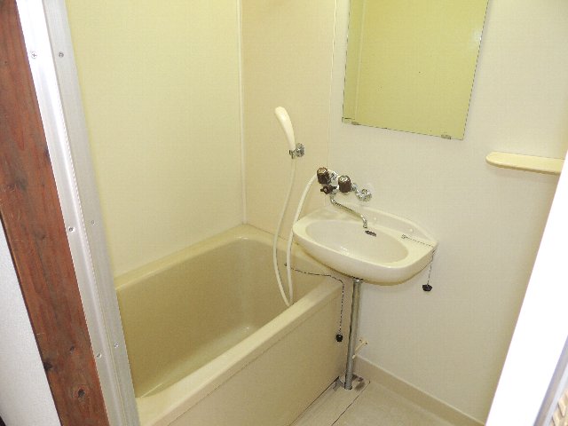 浴室：近隣の類似物件と比べると広い浴室です。
