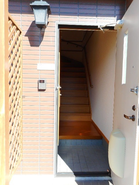 玄関 内階段、玄関ドアは１階部分になります。