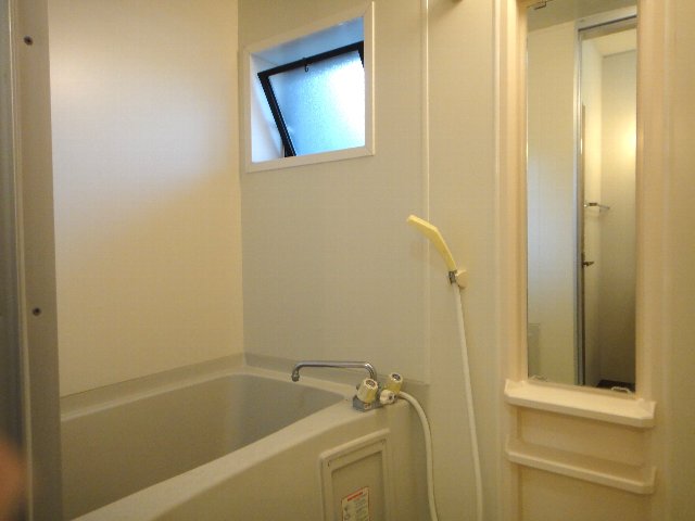 ゆったりとした浴室。換気窓あります。