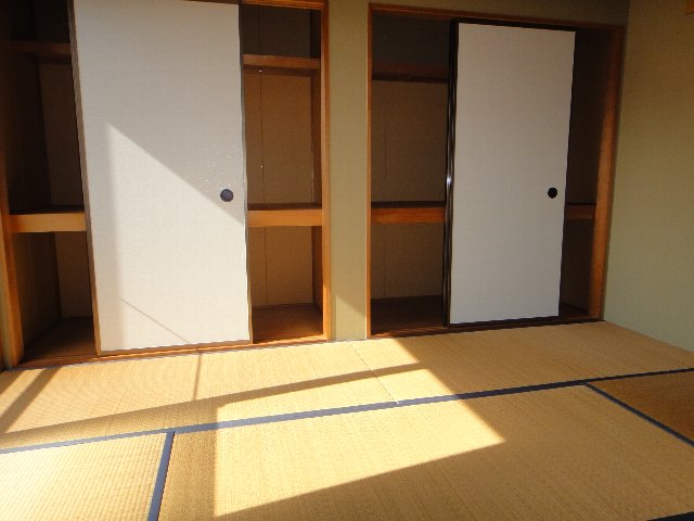 和室には大容量の押入があります。