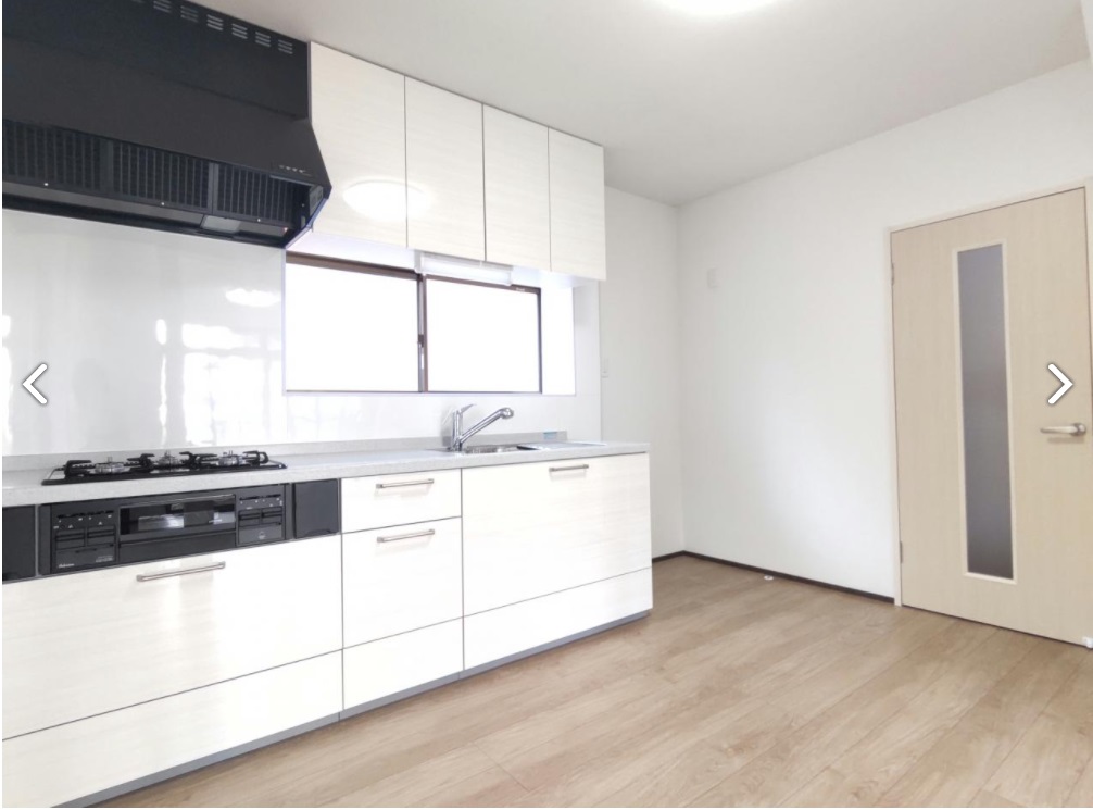 【キッチン】床：上張り、天井・壁：クロス張替え。新品システムキッチンは永大産業製。右側に冷蔵庫スペースもきちんと確保。