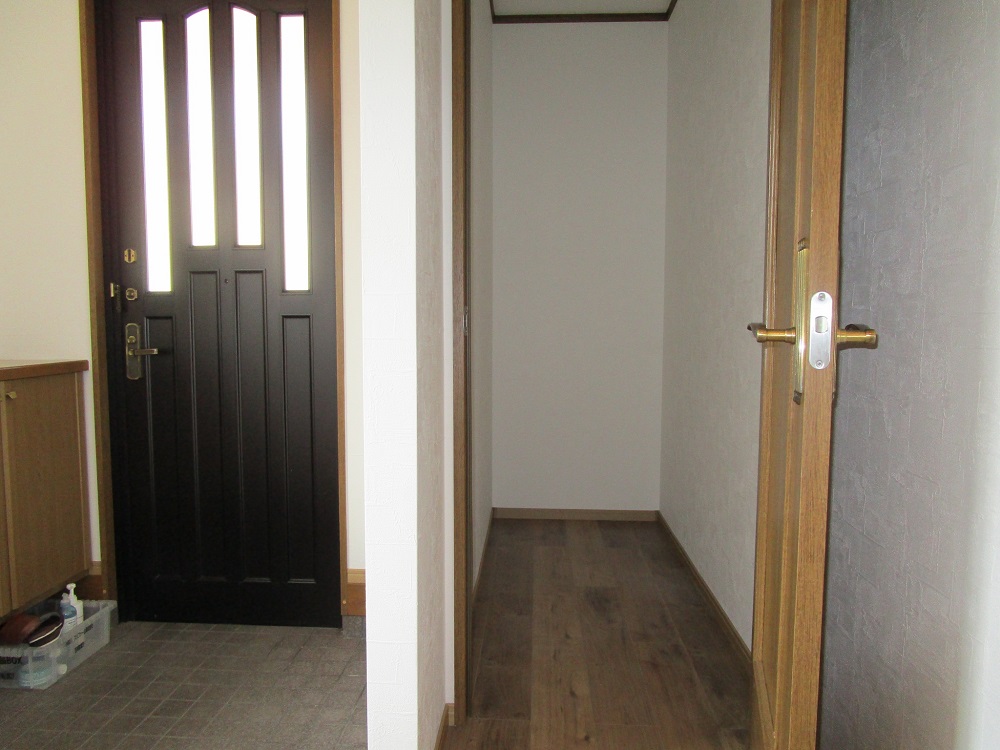 宮崎市学園木花台　中古住宅　玄関横に奥行きのある、ドア付の収納があります