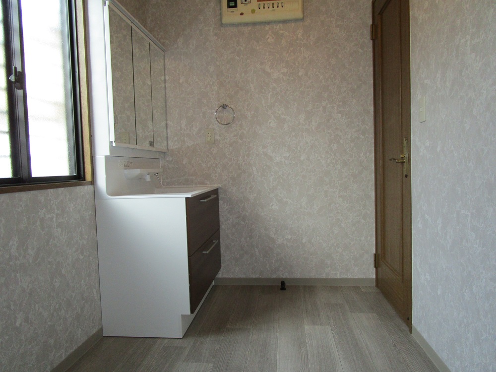 宮崎市学園木花台　中古住宅　脱衣・洗面所（浴室入口から撮影）