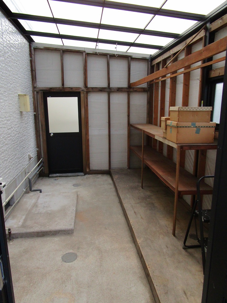 宮崎市学園木花台　中古住宅　１階北側物置 内部（ウォークスルーです。ドア付き。便利な棚もあります。）