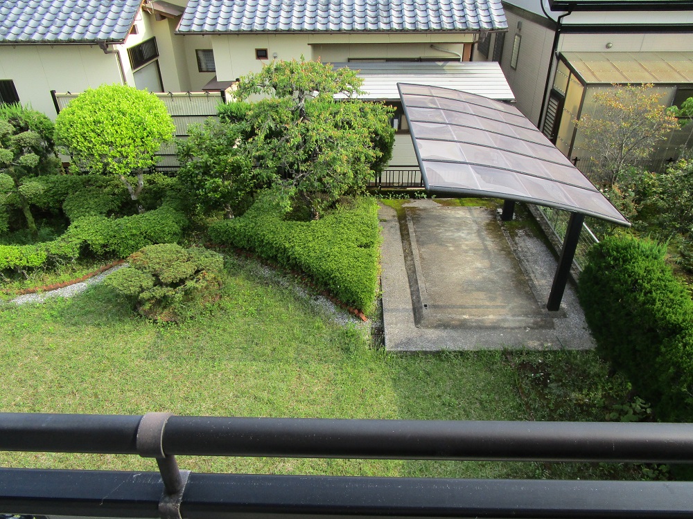 宮崎市学園木花台　中古住宅　２階から南側庭を撮影